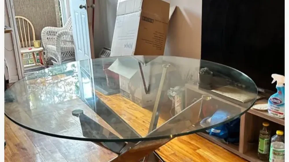 Une table à manger en verre et métal donnée sur Jetroque à Montréal