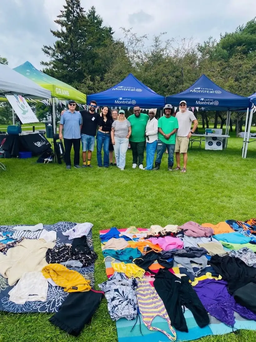 Les kiosques du GRAME, de l'Éco-quartier Lachine et de l'arrondissement de Lachine, et les vêtements étalés sur les nappes du Festival du Troc