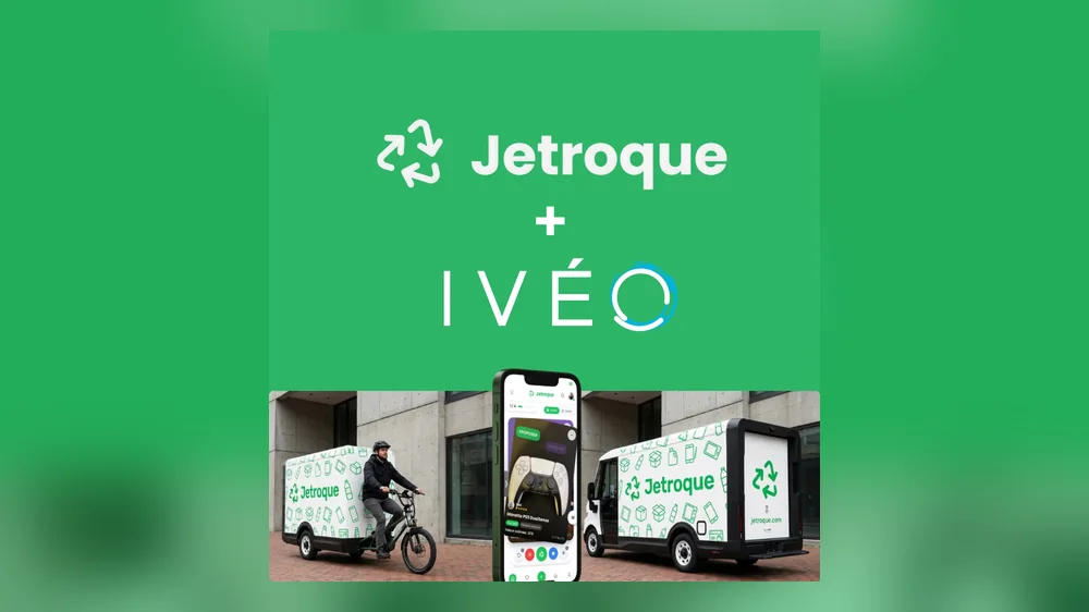 Les logos Jetroque et IVÉO au-dessus du triporteur et de la camionnette de collecte Jetroque